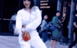 街拍网红吃瓜,揭秘街头美食瓜子的魅力瞬间